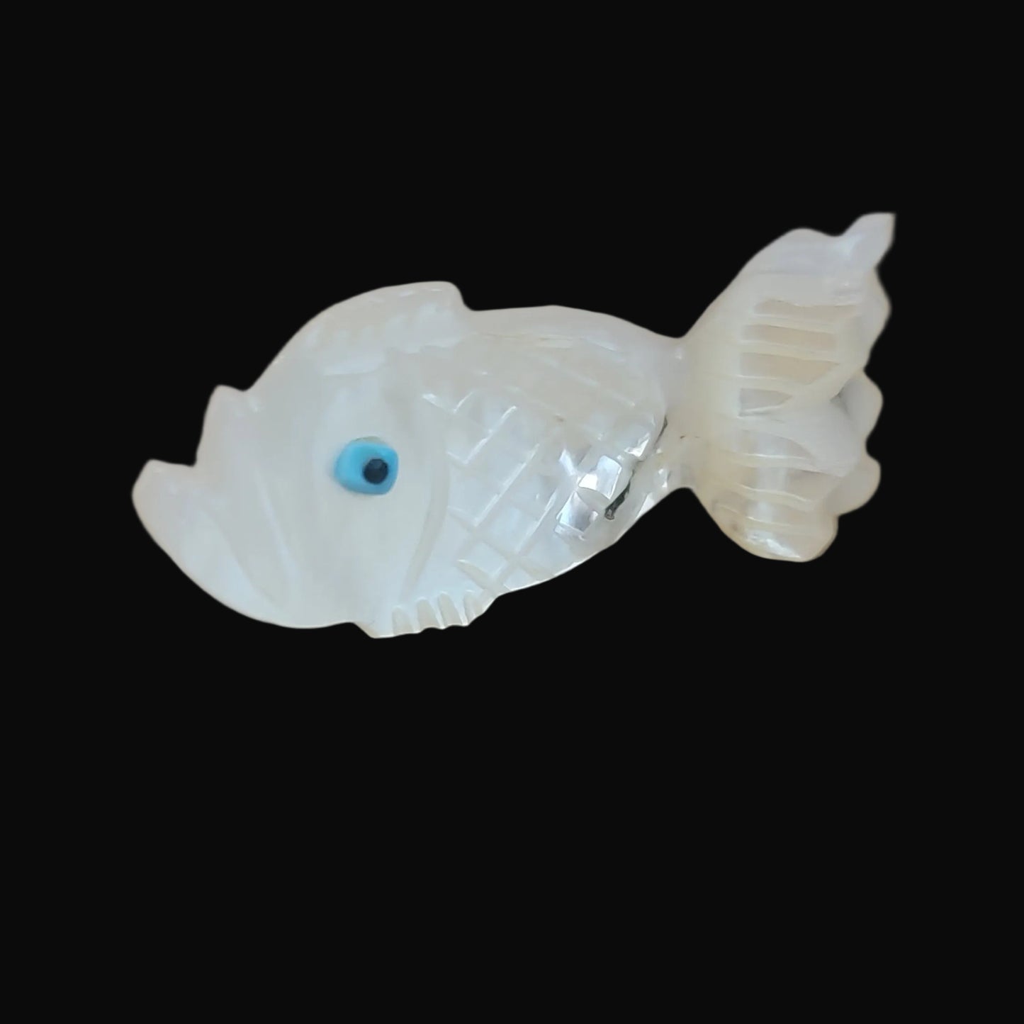 Mother of Pearl Bass/Fish Zuni Fetish