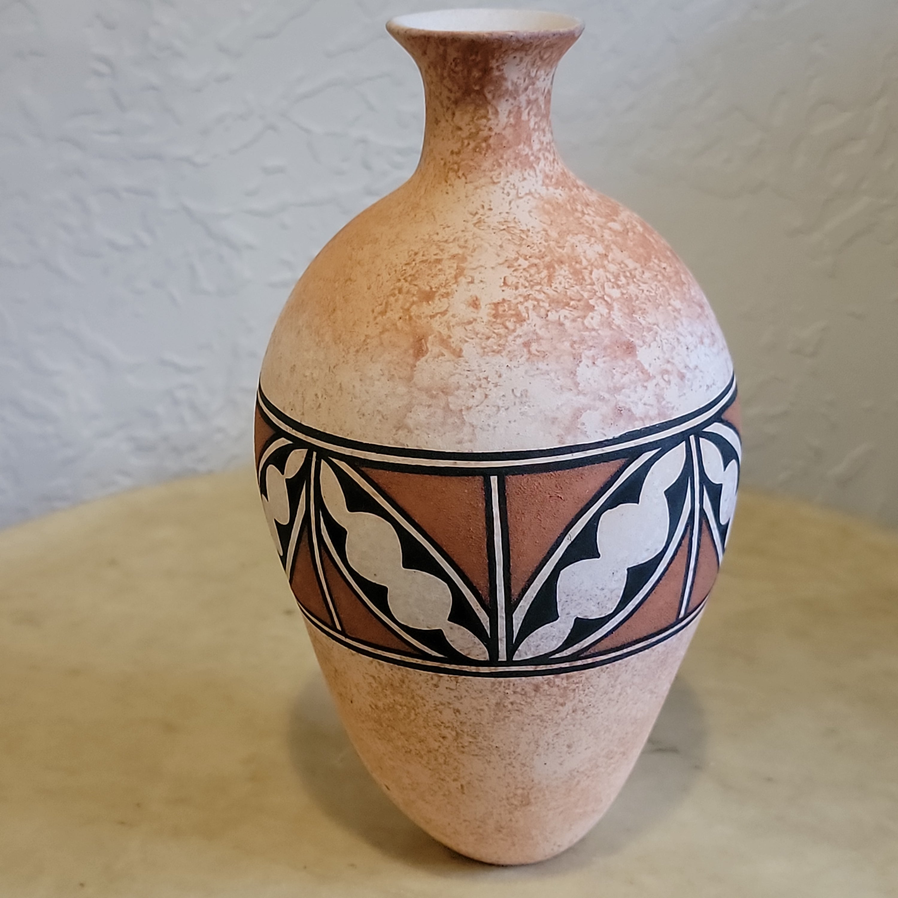 Native American popular pottery Zuni authentic